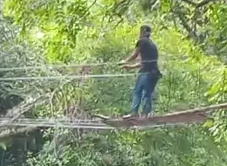 Los puentes frágiles son un riesgo diario para los pobladores.