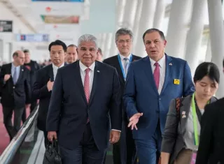 Presidente Mulino es recibido por representantes de Japón.