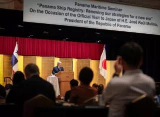 Mulino se dirige a los asistentes.