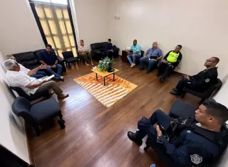 Reunión entre autoridades y empresa contratista.