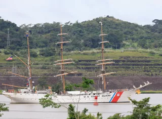 El Buque escuela de la Guardia Costera de EEUU, 'Eagle', navega por el Canal de Panamá este sábado. Foto: EFE