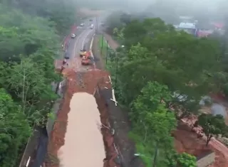 Las lluvias han complicado las labores en la carretera.