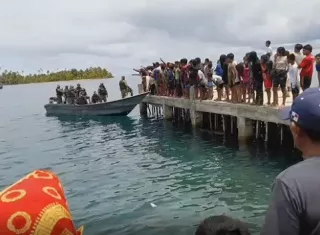 Los indígenas gunas se rigen por sus propias leyes. Explican que la matriarca incumplió dichas normas y es por ello que se le prohibió abandonar la isla y se le decomisaron sus bienes.