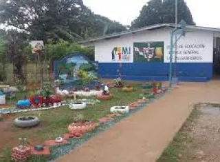 Escuela de Algarrobos.