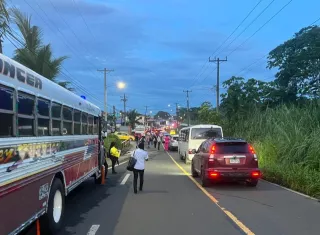 Muchas personas tuvieron que caminar para poder a sus destinos.