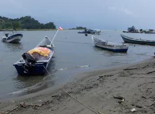 Fotografía de embarcaciones en el río Acandí el 31 de agosto de 2025, en Acandí (Colombia).  Foto: EFE