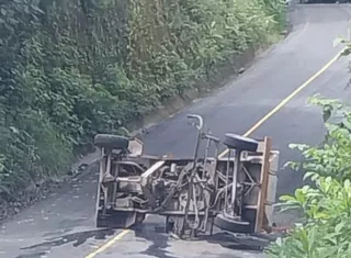 El equipo pesado se volcó en la vía.  /  Foto: frecuenciac4