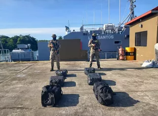 Dentro de una lancha se ubicaron 6 bultos de color negro que contenían los paquetes de droga.  /  Foto: Senan
