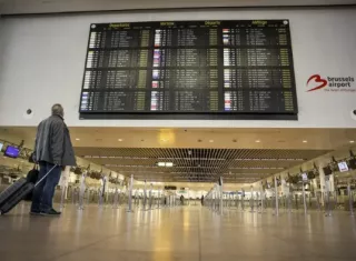 Vista del panel informativo el aeropuerto de Bruselas. Foto: EFE