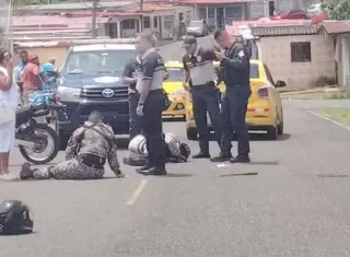 Los agentes cayeran al pavimento, golpeándose fuerte en diferentes partes de su cuerpo.  /  Foto: Diómedes Sánchez