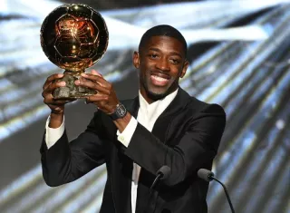 Ousmane Dembélé levanta el trofeo del Balón de Oro 2025. 