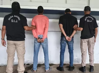 Dos integrantes de una organización delictiva dedicada a cometer delitos financieros en perjuicio de entidades bancarias fueron aprehendidos.  /  Foto: PN