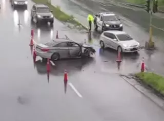 El accidente de tránsito provocó un tranque vehicular descomunal en las afueras de Colón.  /  Foto: Diómedes Sánchez