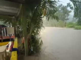 Ríos y quebradas desbordadas han afectado a varias familias.