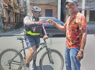 Policía entrega llave recuperada al conductor.