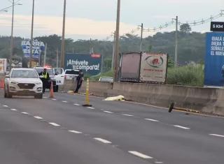 Tras el violento impacto, el cuerpo del peatón quedó sobre el muro de concreto que divide los seis carriles de la vía.  /  Foto: Eric Montenegro