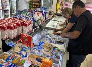 Decomisan productos en varios locales.