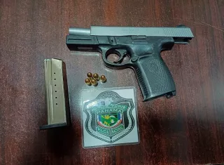 El arma fue decomisada y el joven quedó detenido.  /   Foto: PN