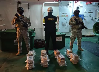 Los paquetes d droga estaban ocultos en el panel de refrigeración del contenedor.  /  Foto: Senan