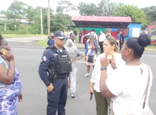 El jefe de zona policial conversa con los pacientes.