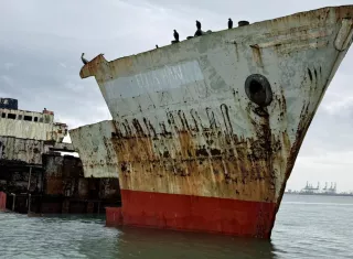 Barcos abandonados convertidos en chatarras.