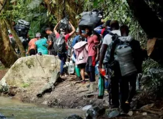 Migrantes por el paso de la selva de Darién.   (Foto Archivo-EFE)