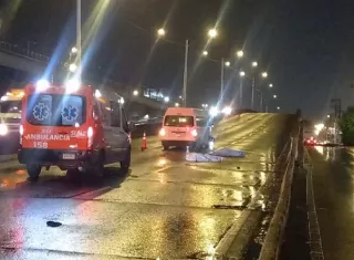 Los cadáveres quedaron en el centro de la vía.  /  Foto: Alexander Santamaría