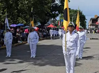 Las delegaciones estudiantiles se preparan para los desfiles patrios.