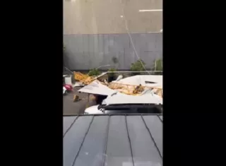 Parte de la grúa de carga se desplomó sobre un parea de estacionamientos.  /  Imagen: Captura de video TCP