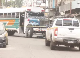 El cadáver quedó debajo de las llantas delanteras del colectivo.  /  Foto: Landro Ortiz