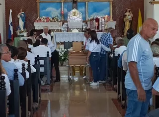 Un pueblo entero que lloró la partida de Selinda Córdoba Batista, la joven de apenas 21 años que fue brutalmente asesinada por su expareja.  /  Foto: Thays Domínguez
