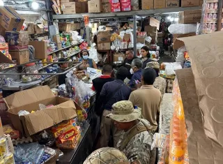 Encontraron mercancías vencidas, en estado de descomposición y almacenadas entre aguas residuales.  /  Foto: ANA