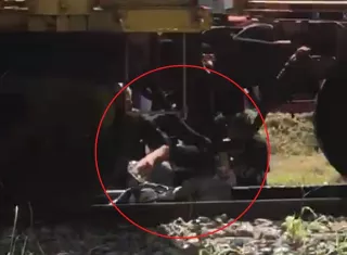 Un pie se le engancho en el tren.  /  Foto: Diómedes Sánchez