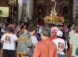 Devotos llegan a agradecer a "El Naza".