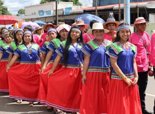 Mujeres de la etnia Ngäbe Buglés participan con sus trajes tradicionales en el desfile. Foto: EFE 