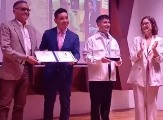 Roberto King recibe el reconocimiento Iberoamericano “Guillermo Heras” por su destacada gestión escénica. Foto: Cortesía