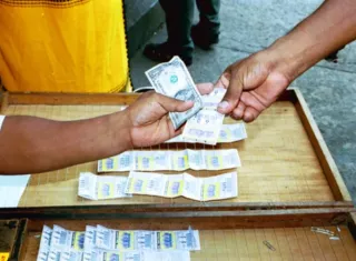 En operativos han encontrado a billeteros autorizados vendiendo lotería extranjera. Foto: Archivo