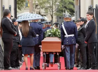 Integrantes del Batallón Guardia Presidencial acompañan el féretro del fallecido senador y precandidato presidencial Miguel Uribe Turbay. Foto: EFE