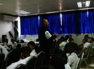 Este tipo de charlas busca prevenir el acoso escolar en los planteles educativos de Colón.  /   Foto: PN