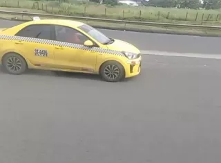 El taxista, aunque no sufrió lesiones graves, quedó afectado por el incidente.  /  Foto: Diómedes Sánchez