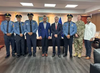 El embajador Kevin Marino fue recibido por el Viceministro de Gobierno, Juan Francisco Borrel, junto al Director General del BCBRP, Cnel. Víctor Raúl Álvarez, el Subdirector General, Cnel. Gonzalo Chan, y el Secretario General, Tte. Cnel. José Batista