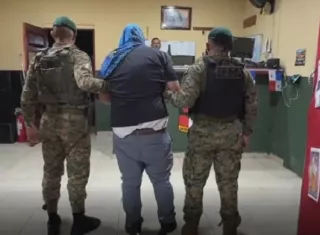 El funcionario, valiéndose de su cargo, presuntamente solicitaba pagos irregulares a representantes legales de una empresa, con el fin de favorecerlos en trámites administrativos.