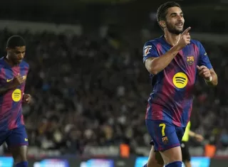 Ferran Torres (der.) celebra su gol anotado en el partido. Foto: EFE