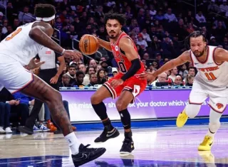 Tre Jones (30), de los Bulls de Chicago, avanza hacia la canasta contra Jalen Brunson (11), de los Knicks de Nueva York.