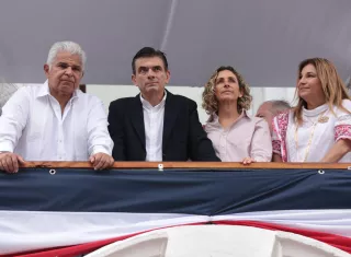 El presidente José Raúl Mulino junto al al presidente electo de Bolivia, Rodrigo Paz (negro). Foto: Cortesía