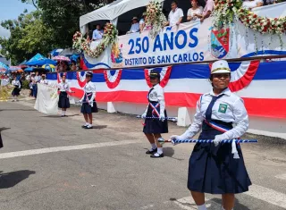 Desfile patrio en San Carlos.