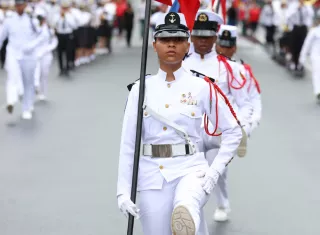 Integrantes de bandas de música participan en el desfile en honor a los símbolos patrios. Foto: EFE 