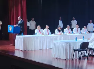 El alcalde Galván pronuncia su discurso.