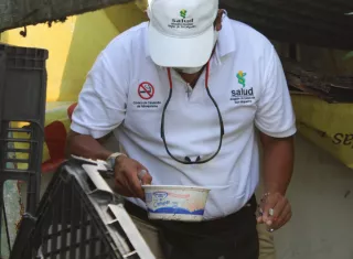 Se pide apoyo a la comunidad para eliminar criaderos de mosquitos transmisor de la enfermedad.