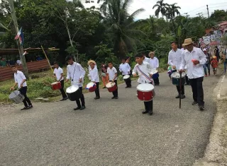 Delegaciones estudiantiles brindarán su mejor presentación al público asistente a los desfiles.